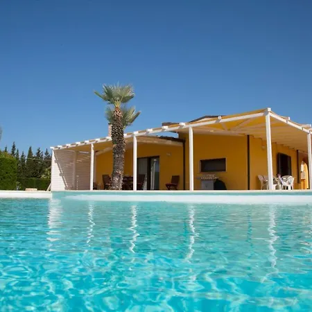 With Large Swimming Pool Salento * ראקאלה