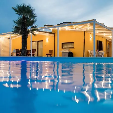 With Large Swimming Pool Salento * ראקאלה