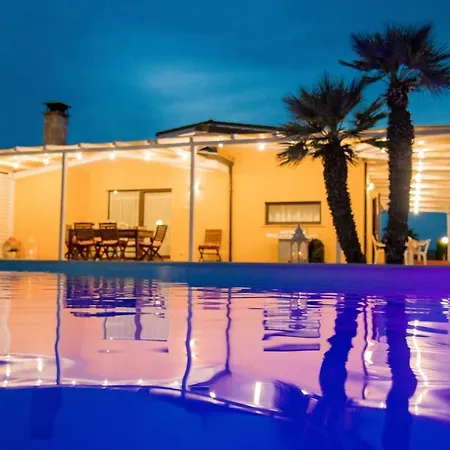 With Large Swimming Pool Salento ראקאלה