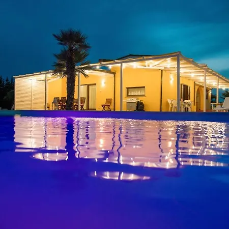With Large Swimming Pool Salento * ראקאלה