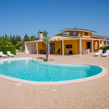 With Large Swimming Pool Salento ראקאלה